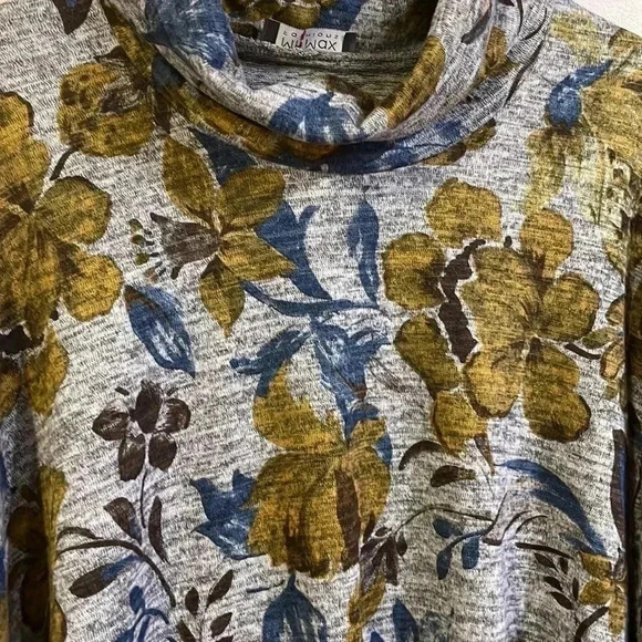 ❤️2/$25❤️[OS]Yellow  flower Turtleneck Ponchos - Picture 2 of 6